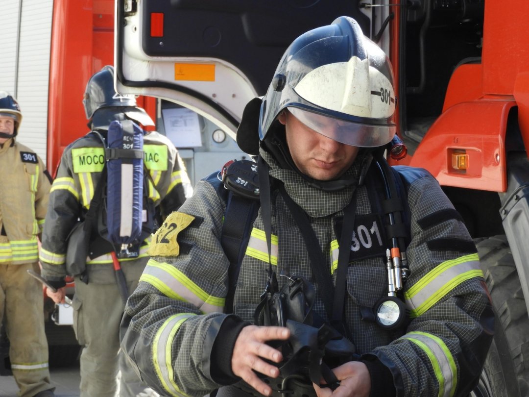 🚒 Огнеборцы провели пожарно-тактические учения в подмосковном лицее 
 
🏫 Сегодня работники #Мособлпожспас совместно с сотрудниками федеральной противопожарной службы приняли участие в учениях по тушению пожара в Ликино-Дулевском лицее