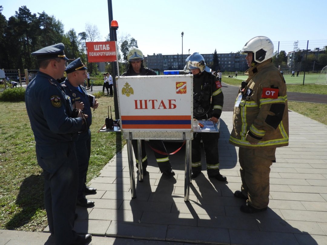 🚒 Огнеборцы провели пожарно-тактические учения в подмосковном лицее n n🏫 Сегодня работники #Мособлпожспас совместно с сотрудниками федеральной противопожарной службы приняли участие в учениях по тушению пожара в Ликино-Дулевском лицее