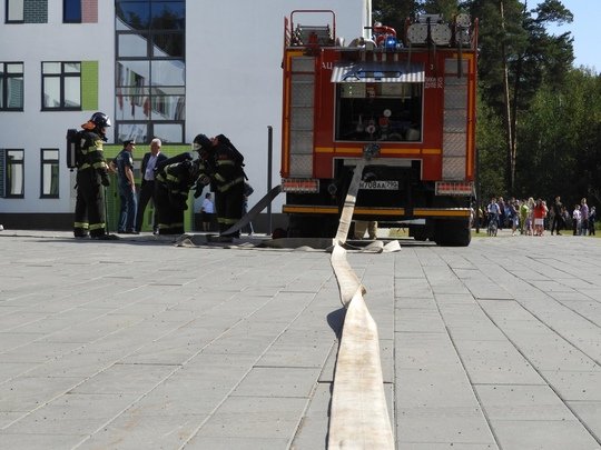 🚒 Огнеборцы провели пожарно-тактические учения в подмосковном лицее n n🏫 Сегодня работники #Мособлпожспас совместно с сотрудниками федеральной противопожарной службы приняли участие в учениях по тушению пожара в Ликино-Дулевском лицее