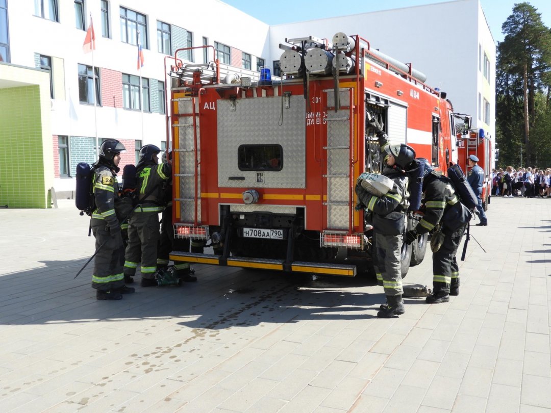 🚒 Огнеборцы провели пожарно-тактические учения в подмосковном лицее n n🏫 Сегодня работники #Мособлпожспас совместно с сотрудниками федеральной противопожарной службы приняли участие в учениях по тушению пожара в Ликино-Дулевском лицее