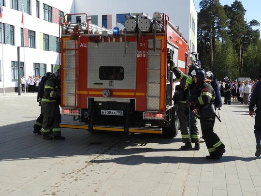 🚒 Огнеборцы провели пожарно-тактические учения в подмосковном лицее n n🏫 Сегодня работники #Мособлпожспас совместно с сотрудниками федеральной противопожарной службы приняли участие в учениях по тушению пожара в Ликино-Дулевском лицее